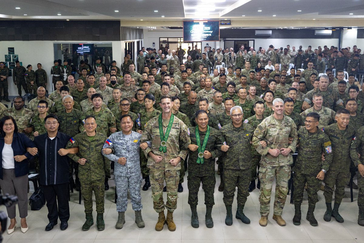 25thID's tweet image. #Salaknib26 is officially underway in the Philippines! @USArmy 25th Infantry Division, @yourphilarmy, &amp;amp; JGSDF leaders opened the exercise, showcasing the C2 &amp;amp; #Partnership that strengthens our #Alliance. Ready to train and learn, shoulder-to-shoulder. 📰 spr.ly/6013B6tj0c