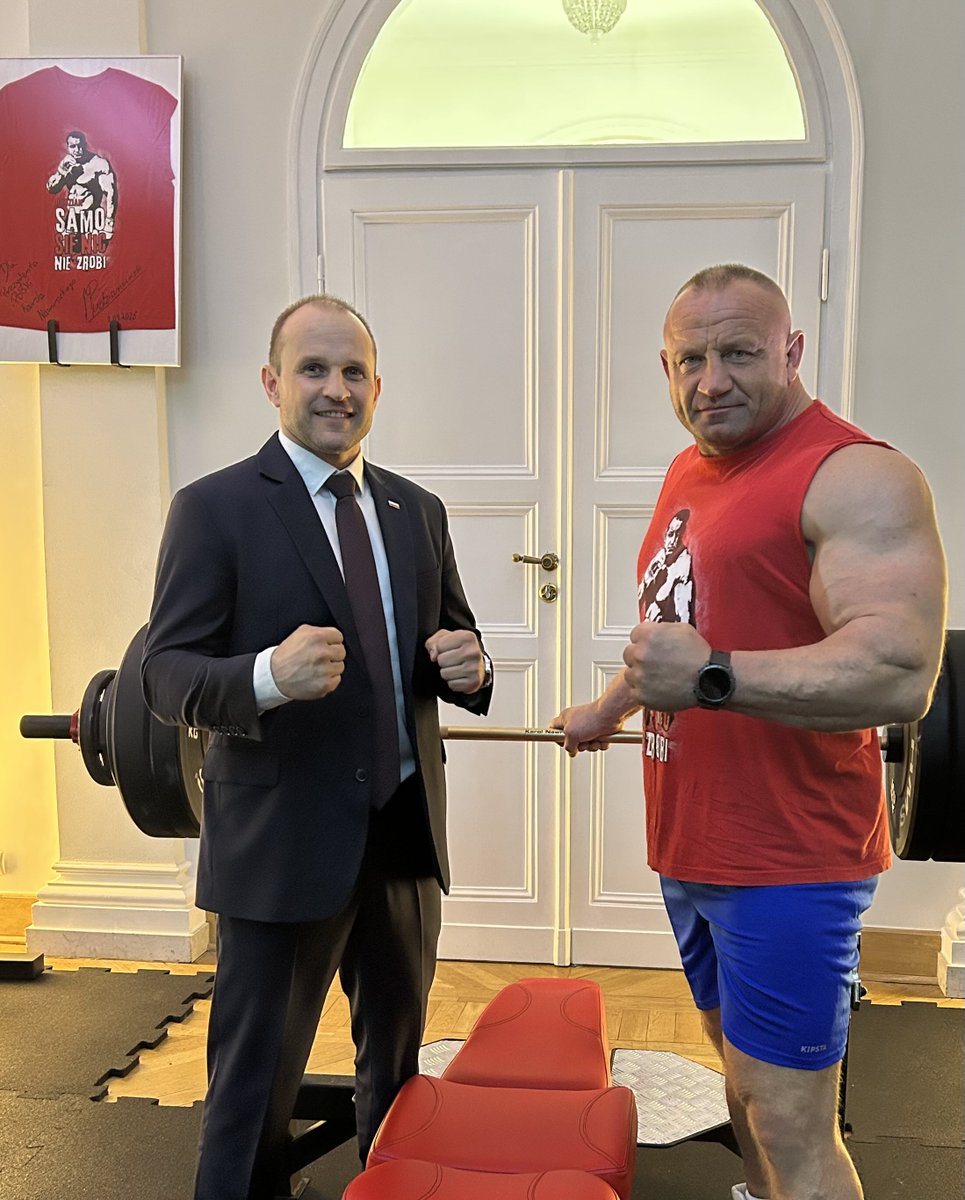 MMARCZAK82's tweet photo. 5-krotny Mistrz Świata Strongman 💪
Mariusz Pudzianowski 🇵🇱
Rekordy życiowe w trójboju siłowym:
- Wyciskanie leżąc: 295 kg. 🔥
- Martwy ciąg: 415 kg. 🔥
- Przysiad ze sztangą: 380 kg. 🔥 https://t.co/jURfTcYuz4