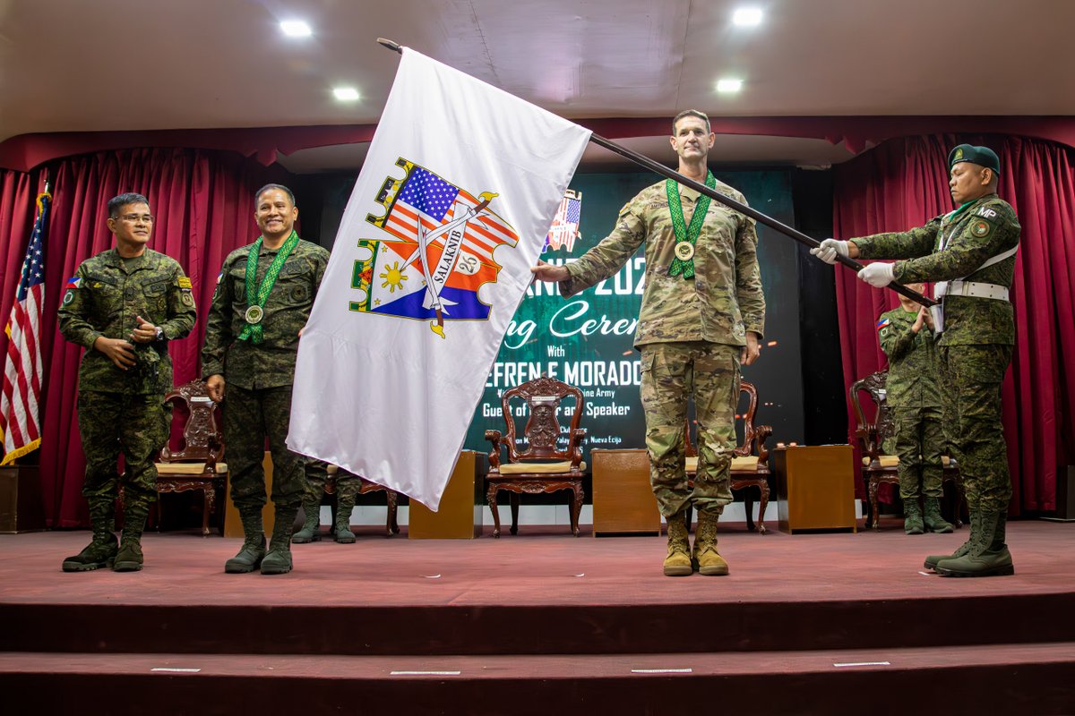 25thID's tweet image. #Salaknib26 is officially underway in the Philippines! @USArmy 25th Infantry Division, @yourphilarmy, &amp;amp; JGSDF leaders opened the exercise, showcasing the C2 &amp;amp; #Partnership that strengthens our #Alliance. Ready to train and learn, shoulder-to-shoulder. 📰 spr.ly/6013B6tj0c
