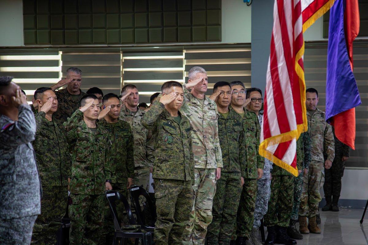 25thID's tweet image. #Salaknib26 is officially underway in the Philippines! @USArmy 25th Infantry Division, @yourphilarmy, &amp;amp; JGSDF leaders opened the exercise, showcasing the C2 &amp;amp; #Partnership that strengthens our #Alliance. Ready to train and learn, shoulder-to-shoulder. 📰 spr.ly/6013B6tj0c