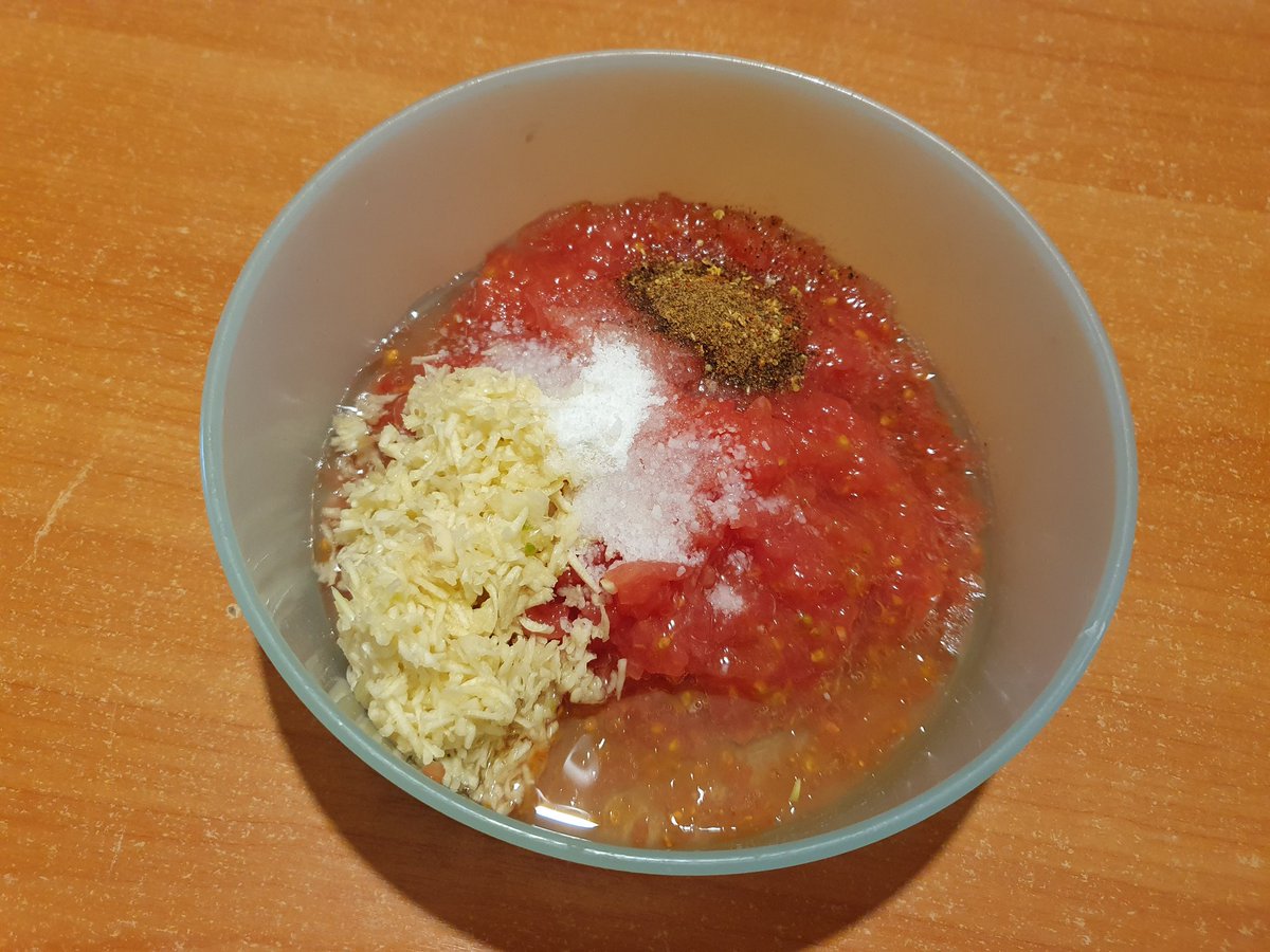 J0hn_3Volta's tweet image. соус к белой рыбе и ухе от Джона

помидор и чеснок на тёрке, добавляю молотый чили и чёрный перец, уксус, раст. масло, соль, сахар, петрушка

вероятно зайдёт не только к белой рыбе, но к ней подходит идеально

кушайте вкусно готовьте с удовольствием

#едадлянищих 
#comfortfood