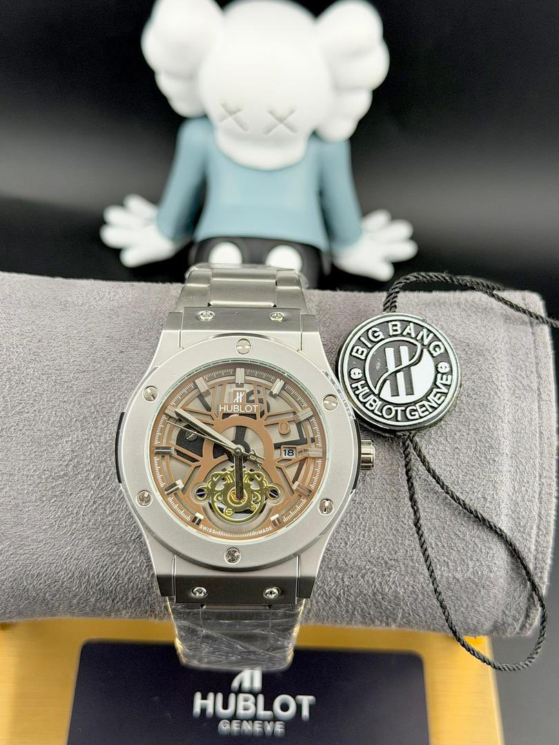 _boluuuuu's tweet photo. CLASSIC  HUBLOT CHAIN WRIST WATCH 
AVAILABLE AS SEEN WITH BOX 📦 

PRICE:-#22,000

Dm https://t.co/le32k30cuR to order 

Pls RT🙏 https://t.co/ImxHKQGUMr
