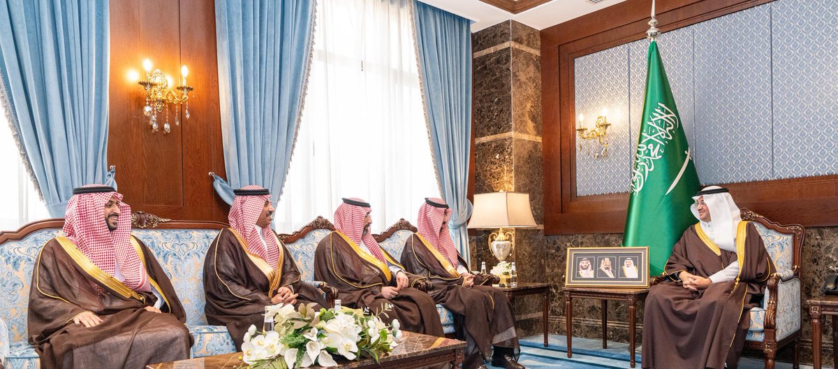 m_aljafry's tweet photo. استقبل صاحب السمو الملكي الأمير #سعود_بن_طلال بن بدر محافظ #الأحساء ، بمكتب سموّه بمقر المحافظة ، اليوم " الاثنين " ، الرئيس التنفيذي لشركة بيكر هيوز في المملكة وشمال الخليج العربي محمد أحمد الحبيب، وعددٌ من منسوبي الشركة

واطّلع سموّه على أعمال بيكر هيوز وأولوياتها الإستراتيجية في المملكة، حيث جرى استعراض إسهاماتها في قطاعي النفط والغاز، إلى جانب دورها في دعم حلول الطاقة المتجددة والمستدامة، ودعم تطوير حقول النفط والغاز في محافظة الأحساء، وتوطين الصناعات وتعزيز المحتوى المحلي، إضافةً إلى استثماراتها بالمنطقة الشرقية التي تتجاوز (3.5) مليارات ريال وعملياتها التشغيلية في حقل الجافورة التي تتجاوز (800) مليون ريال سعودي، وكذلك رؤية الشركة في إعادة صياغة معادلة الطاقة التي تركز على توظيف التقنيات المتقدمة لتحديث أنظمة الطاقة ودعم التحول نحو مصادر طاقة أكثر استدامة

ونوّه سموّ محافظ الأحساء بما يحظى به قطاع الطاقة من دعمٍ واهتمامٍ من القيادة الرشيدة –حفظها الله–، ما أسهم في ترسيخ مكانة المملكة عالميًا، مشيرًا إلى أهمية تكامل الجهود بين الجهات الحكومية والقطاع الخاص في دفع عجلة التنمية وتعزيز كفاءة القطاعات الحيوية

وأكد سموّه أهمية الشراكات الإستراتيجية في دعم الاستثمارات النوعية وتمكين القطاع الخاص، بما يسهم في تحقيق التنمية المستدامة وتعزيز منظومة الطاقة، ويدعم مستهدفات رؤية المملكة 2030

الجدير بالذكر أن عدد رخص الاستثمار الأجنبي في المحافظة ارتفع إلى أكثر من (100) رخصة، في حين تتجاوز الفرص الاستثمارية المتاحة في المحافظة (50) مليار ريال

 من جانبه، أعرب الرئيس التنفيذي لشركة بيكر هيوز في المملكة وشمال الخليج العربي محمد أحمد الحبيب عن شكره وتقديره لسمو محافظ الأحساء على دعمه واهتمامه بالقطاع الخاص، مؤكدًا أن جهود بيكر هيوز تتماشى مع مستهدفات رؤية المملكة 2030، وتسهم في تنمية القدرات الوطنية وتعزيز الاستدامة في قطاع الطاقة