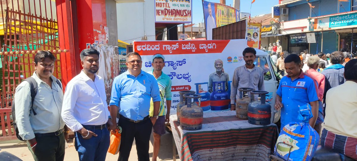 ssskb63's tweet photo. HPCL remains fully committed to ensure uninterrupted availability of LPG cyls. To support migrant workers, HP Gas Agency, M/s Arvind Gas Agency, Haveri has launched APPU Camp, enabling them to obtain LPG Cyl conveniently.
@HPCL @HpclSz @hpclszchennai @HUBLILPGRO @HPCL_Hubli_LPG https://t.co/ktZIEl2b4Y