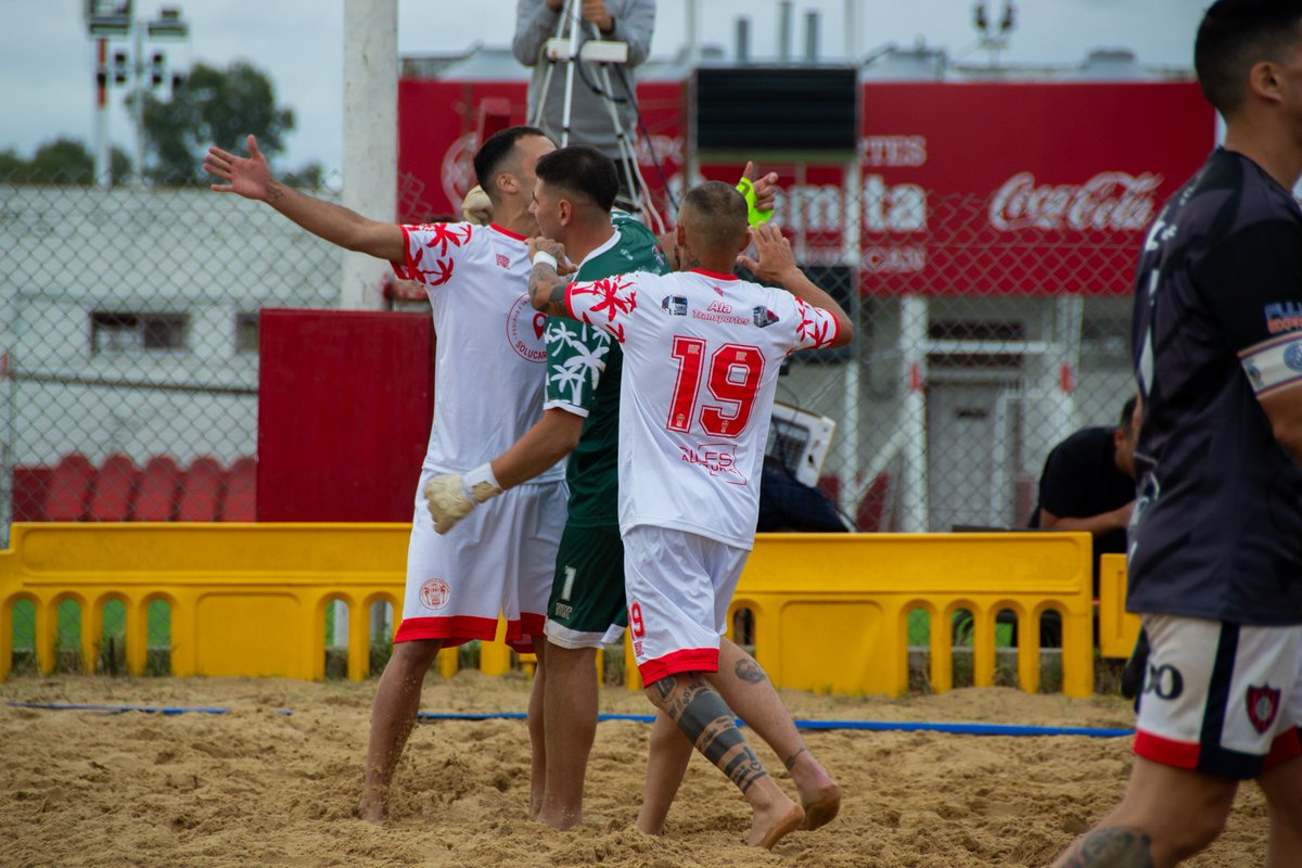 #Huracán 🎈 #FútbolPlaya

¡El clásico es Quemero! 💪

⛱️ La Primera del Masculino del Globo venció 4-3 a #SanLorenzo por penales luego de igualar 7-7 por la fecha 3 de la Primera Rueda del Torneo de <a href="/afa/">AFA</a>, en La Quemita

#VamosGlobo❤️
#HuracánYNadaMás