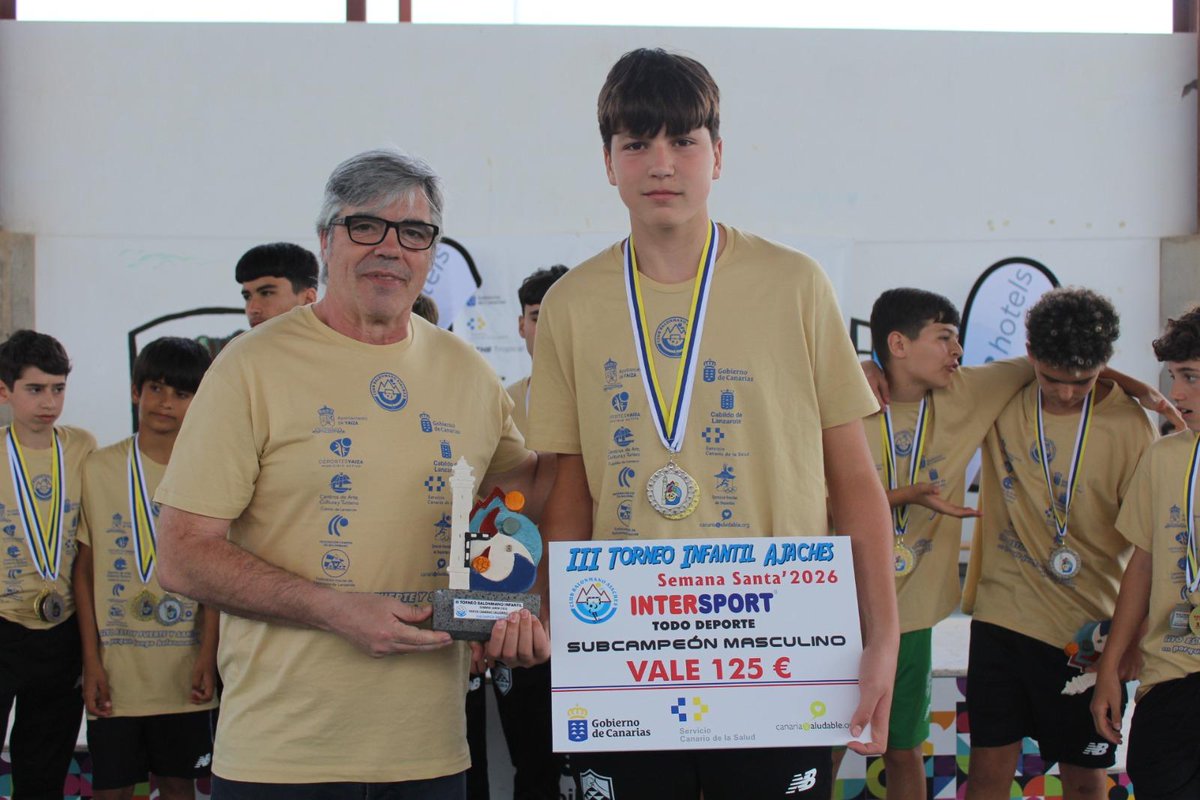 TodoGolesRadio's tweet image. 🤾‍♂️ Gran torneo del Balonmano Gáldar en Lanzarote

🥈 Subcampeones del Torneo Ajaches
👏 Además, premio al “Equipo ejemplar”
💙 Resultado y valores para una cantera que sigue creciendo con fuerza
#Balonmano #Gáldar #TGR 📻🎙️ @LaRadioCanaria