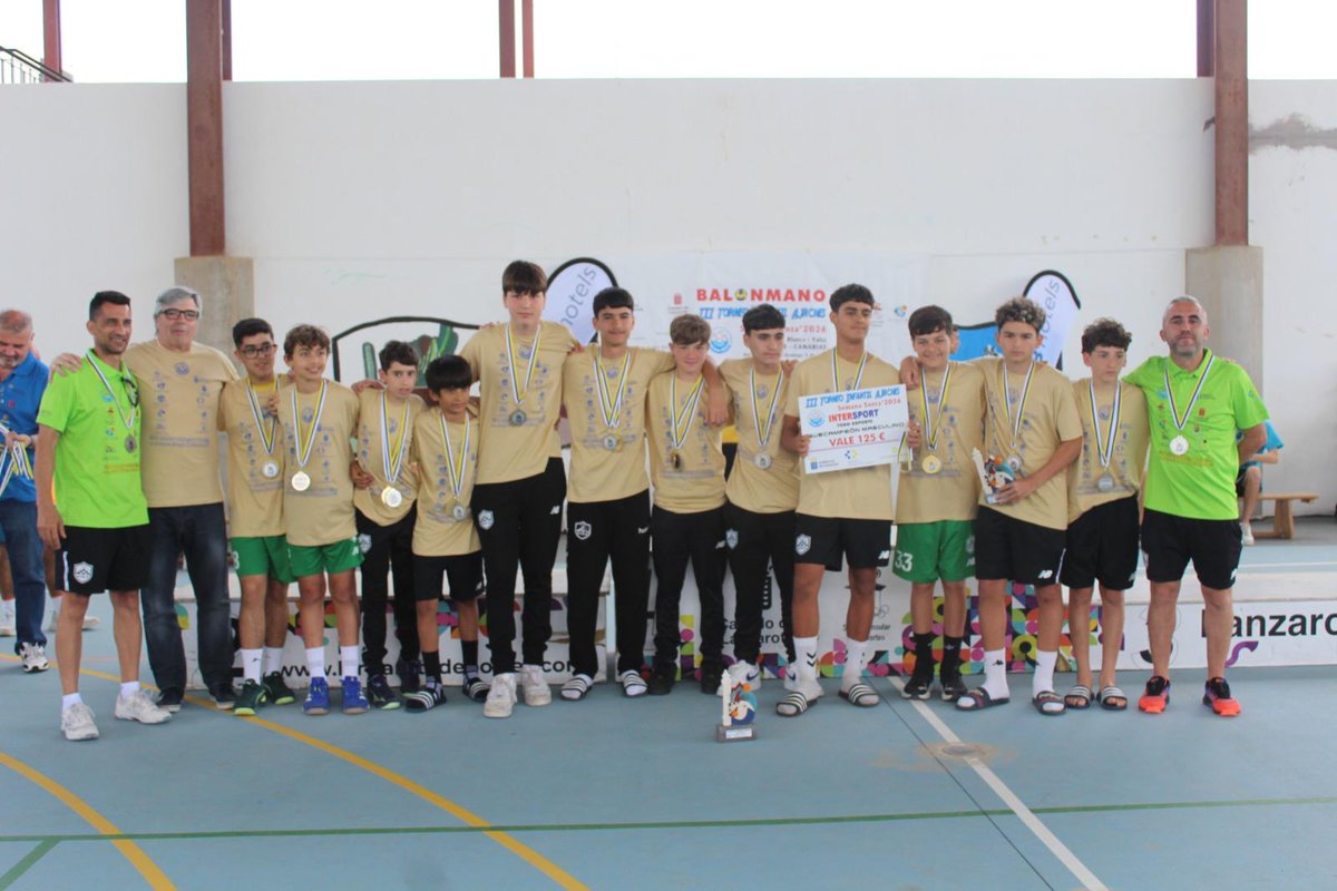 TodoGolesRadio's tweet image. 🤾‍♂️ Gran torneo del Balonmano Gáldar en Lanzarote

🥈 Subcampeones del Torneo Ajaches
👏 Además, premio al “Equipo ejemplar”
💙 Resultado y valores para una cantera que sigue creciendo con fuerza
#Balonmano #Gáldar #TGR 📻🎙️ @LaRadioCanaria