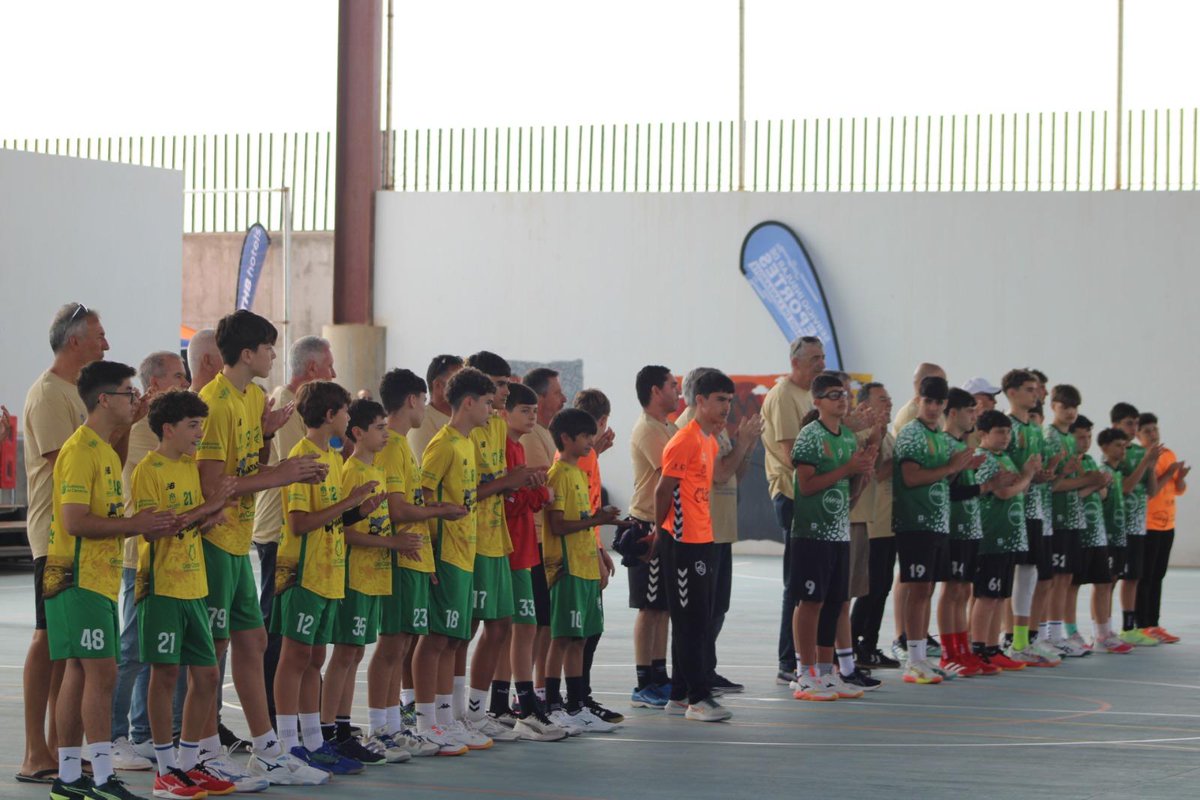 TodoGolesRadio's tweet image. 🤾‍♂️ Gran torneo del Balonmano Gáldar en Lanzarote

🥈 Subcampeones del Torneo Ajaches
👏 Además, premio al “Equipo ejemplar”
💙 Resultado y valores para una cantera que sigue creciendo con fuerza
#Balonmano #Gáldar #TGR 📻🎙️ @LaRadioCanaria