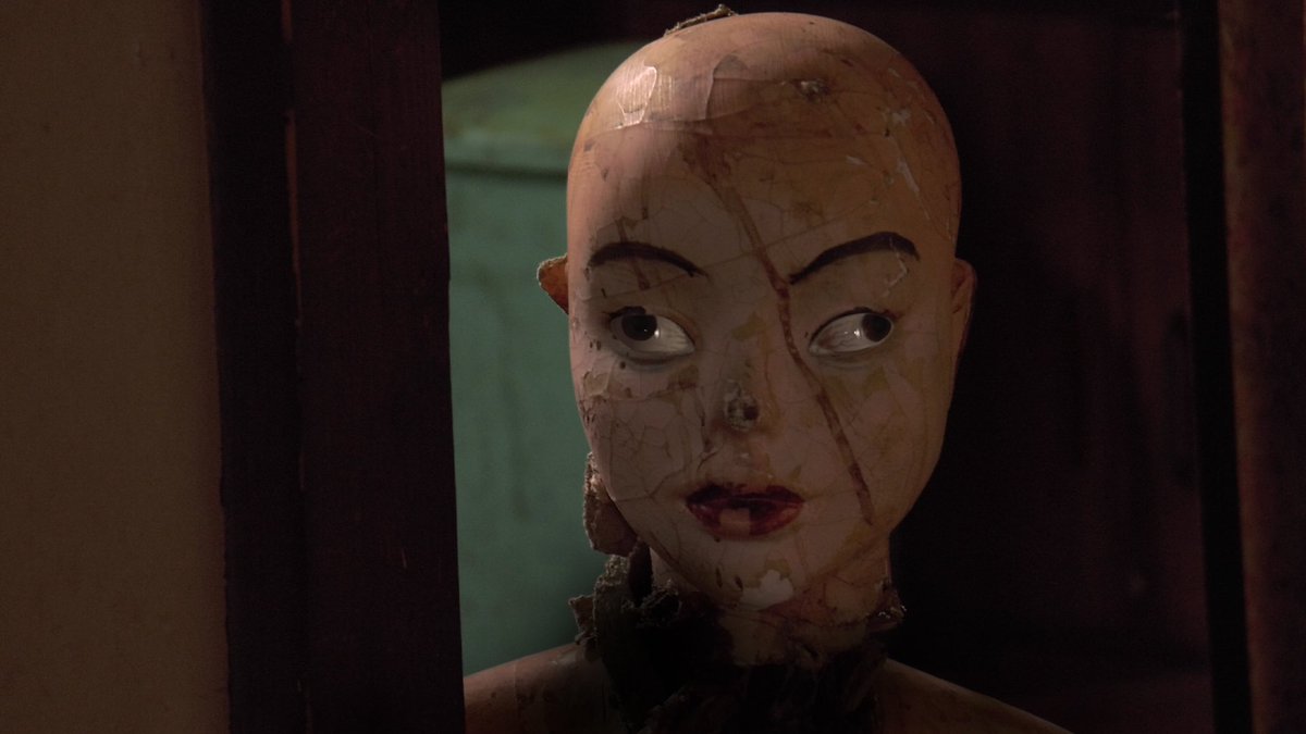 『ドラレコ霊』タイトルの話含む全3話のオムニバスホラー。1話目からいきなり動く殺人マネキンが出てくる超飛び道具なエピソードが披露される。その他の話も霊の見た目やギミックが独特で、他ホラー作品と一線を画す。特殊造形もかなり本格的。トータルで50分と短いのでサクッと見られるのも嬉しい点。