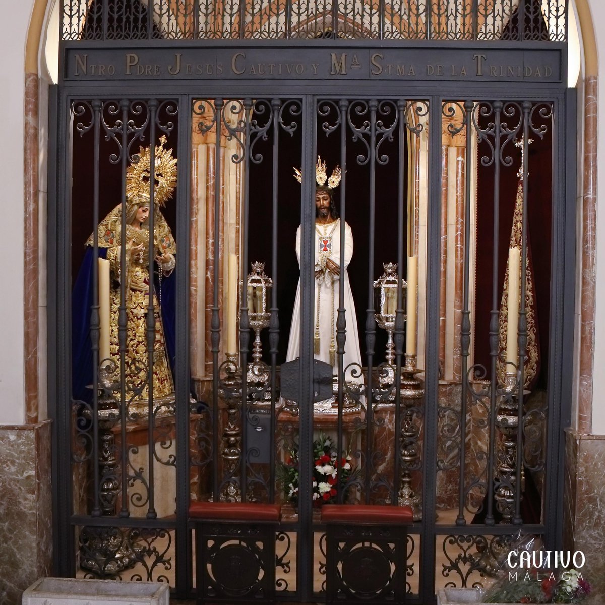 CULTO - Nuestro Padre Jesús Cautivo y María Santísima de la Trinidad Coronada regresan a su capilla de San Pablo tras la salida procesional del #LunesSanto26. La parroquia volverá a abrir sus puertas a partir del martes 7 de abril en su horario habitual. #CofradíasMLG.