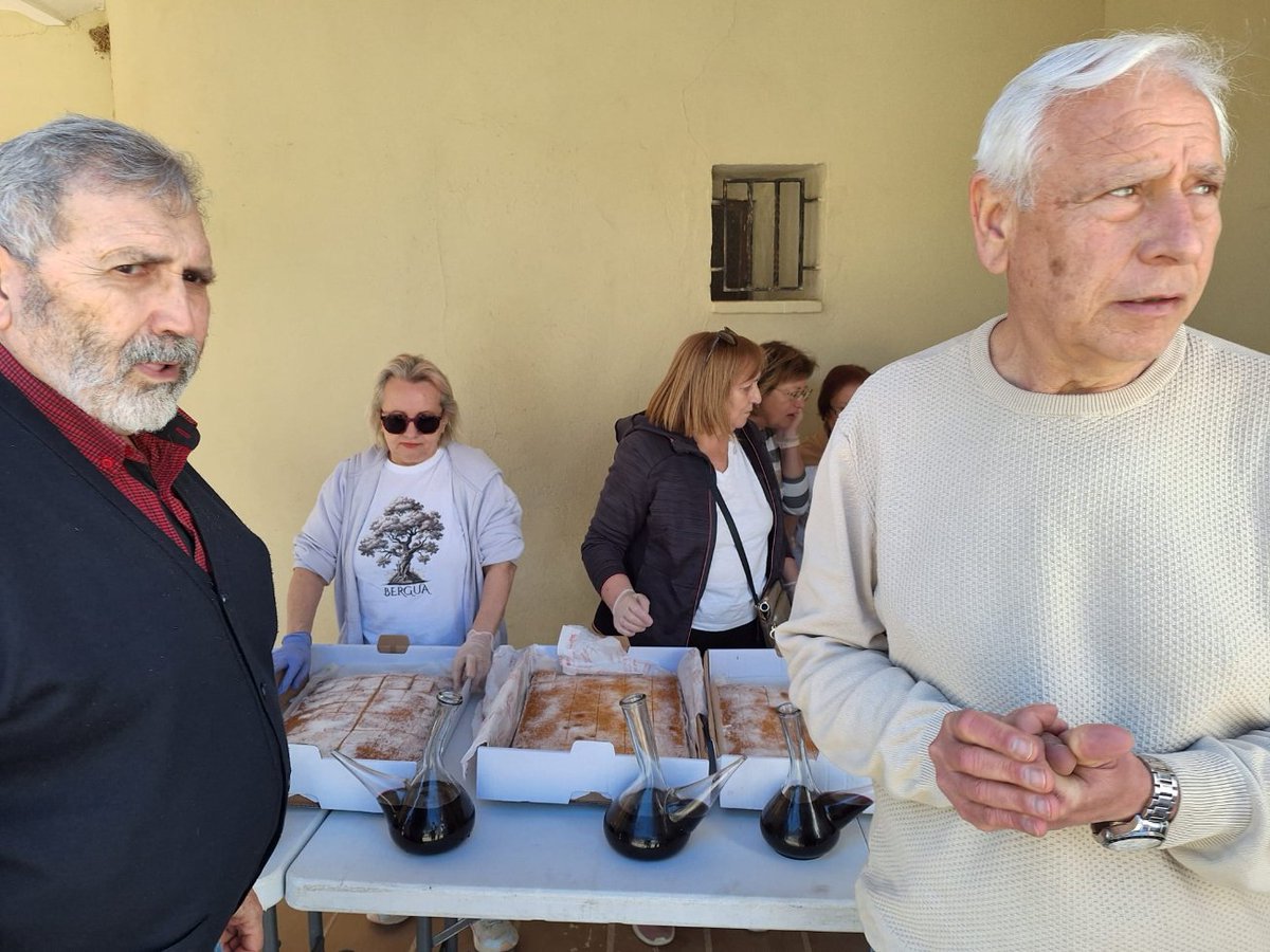 Misa del Lunes de Pascua en Nuestra Señora de la Piedad, en Almunia de San Juan. Al finalizar, como marca la tradición, bendición y reparto de torta y vino.