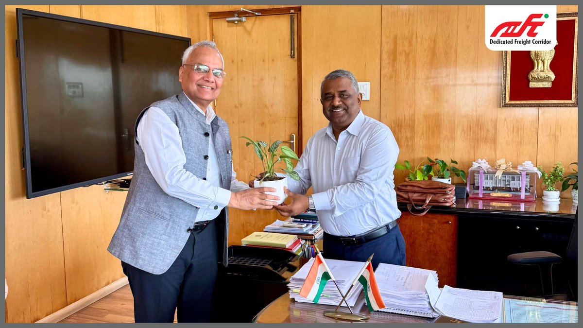 dfccil_india's tweet image. A coordination meeting between #DFCCIL and @secrail South East Central Railway (SECR) was held to further strengthen institutional synergy and enhance coordination for #future initiatives.

Praveen Kumar, Managing Director/DFCCIL, met Tarun Prakash, General Manager (SECR). The