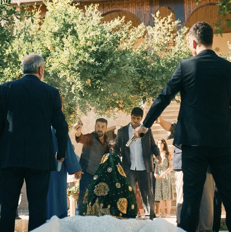 #HalefKöklerinÇağrısı 
Birinin bu kıza nasıl “metres” diyebildiğini gerçekten anlamıyorum. Bir insan onu nasıl kötü görebilir ki? O, kelimenin tam anlamıyla Serhat’ın hayatına en sert ve en acımasız şekilde atıldı. Onu bir eşyaymış gibi alıp başka birine verdiler; sanki bir insan