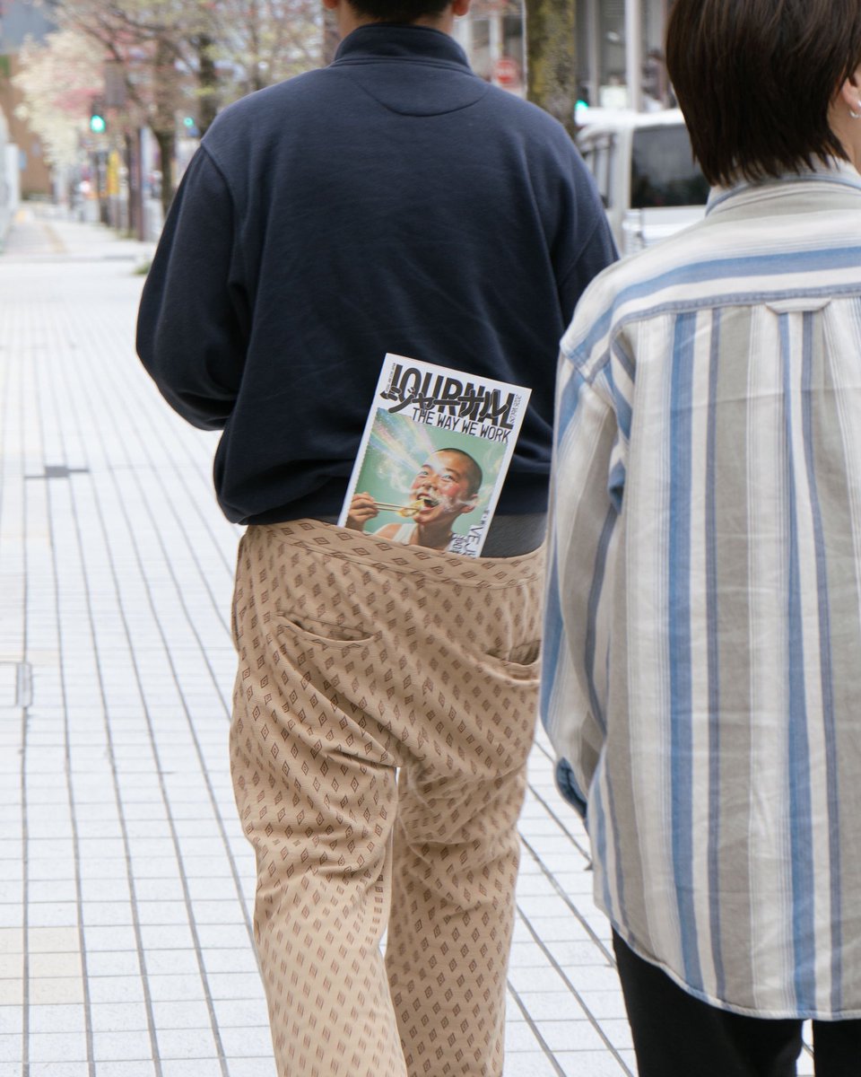 vej_yamanashi's tweet photo. 遡ってVEJは、昨年25周年を迎えました。
「Niche＆Rich」というカルチャーコードを掲げ、想いをかたちに個性ある文化を表現するために、自分たちの強みや大切にしていることを再認識し、業務に励んでおります。

26年目を歩む我々は『私たちの働き方』に関連する事柄を掘り下げて一冊にまとめました https://t.co/A7e5PjXbVf