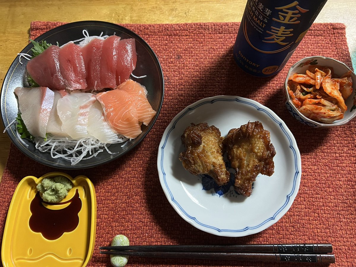 MameO48262318's tweet photo. お疲れちゃんでした

頑張り過ぎると正直に体に現れるお年頃😂
暫く鳴りを潜めていた足底筋膜炎が再発💦
右足踵がウズウズ痛む😑
お酒飲んで内側から消毒しとこ笑
きっと朝には治ってるでしょ https://t.co/UA7nIJ4OGi
