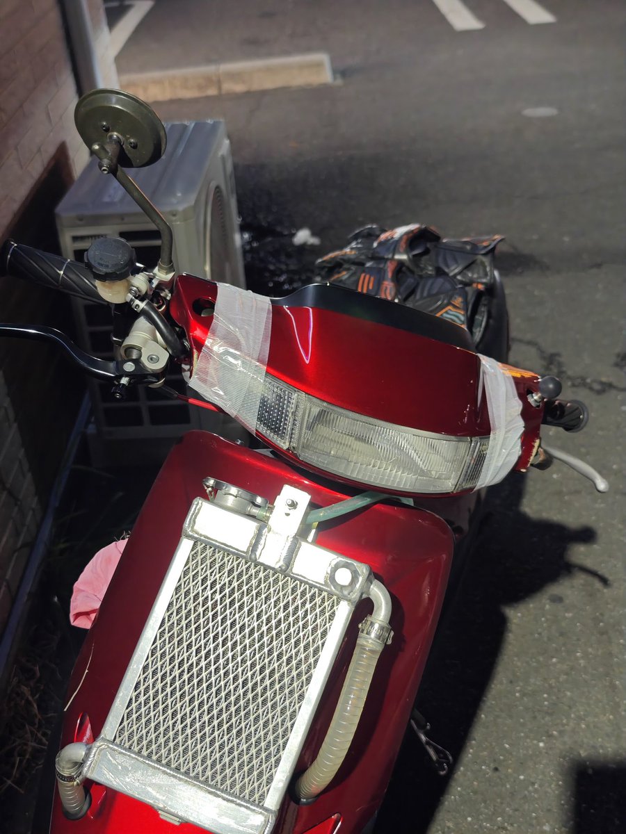 masuo_style's tweet photo. 40kmぐらいフラッと乗りました。ガソリン入れた数分後、ヘッドカウル割れてヘッドライトがプラプラなったのでコンビニ寄って養生テープ補修…。色々カウル割れてるからイメチェンがてら塗り替えて交換するか〜。 https://t.co/2TaKqRCMTK