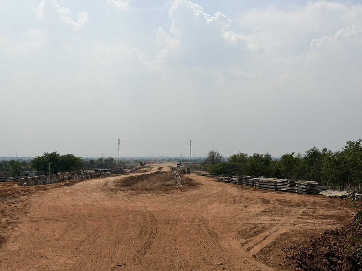 AdarAspire's tweet image. TSPA–#Chevella–#Manneguda road expansion is progressing at pace.

Banyan tree translocation is also underway as part of the corridor upgrade, supporting improved connectivity across this emerging growth stretch in West Hyderabad.

#HyderabadRealEstate #InfrastructureUpdate