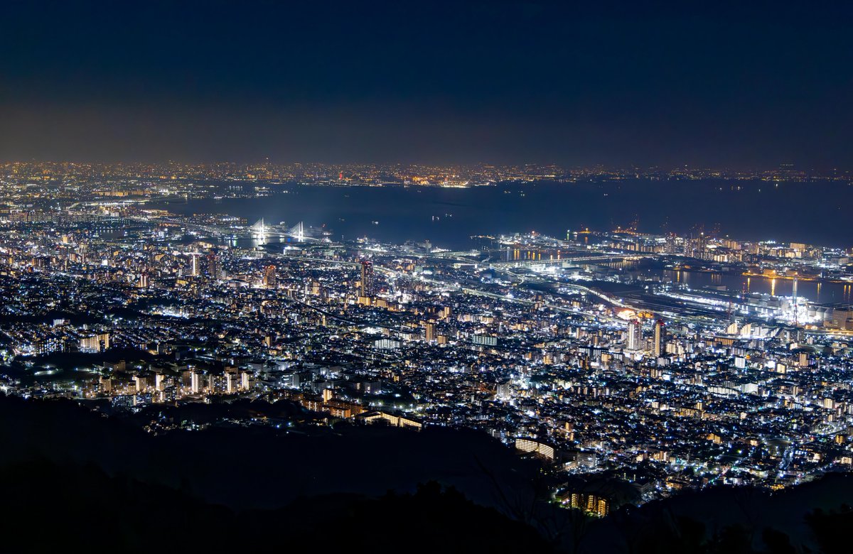 007beniya's tweet photo. 本三大夜景のひとつ、摩耶山・掬星台へ。

標高約700mから見下ろす景色は、神戸の街並みから大阪湾、その先まで続く光の大パノラマ。
ここでしか見られない絶景でした。

#摩耶山 #掬星台 #神戸夜景 #日本三大夜景 #1000万ドルの夜景
#夜景 #夜景スポット #絶景 #絶景スポット #関西絶景
#神戸 #六甲山 https://t.co/pLXRB5ZiEq