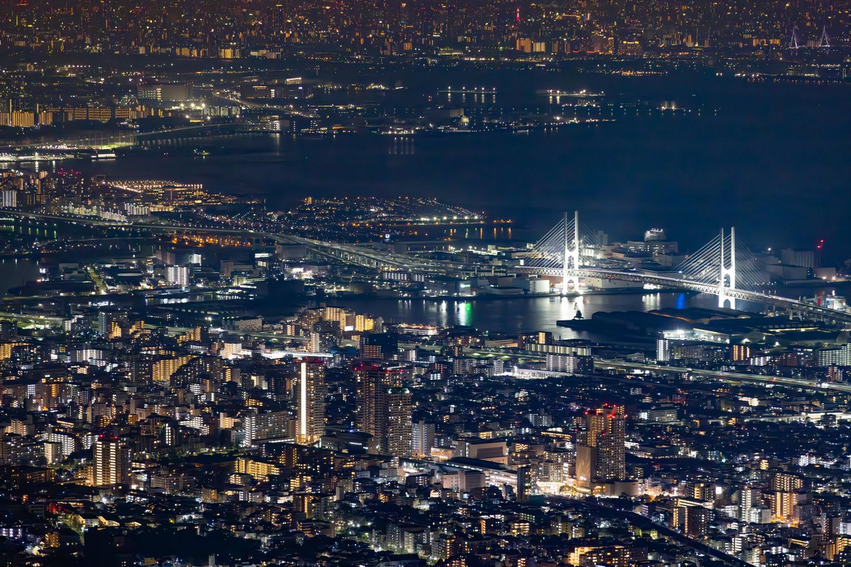 007beniya's tweet photo. 本三大夜景のひとつ、摩耶山・掬星台へ。

標高約700mから見下ろす景色は、神戸の街並みから大阪湾、その先まで続く光の大パノラマ。
ここでしか見られない絶景でした。

#摩耶山 #掬星台 #神戸夜景 #日本三大夜景 #1000万ドルの夜景
#夜景 #夜景スポット #絶景 #絶景スポット #関西絶景
#神戸 #六甲山 https://t.co/pLXRB5ZiEq