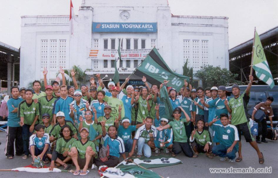 TheShooter_id's tweet photo. Funfact : Kadang ketemu bapak-bapak di jalanan kota memakai kaos sablonan PSS Jogja.

Btw sopo sing ono ning foto iki ngaku o 🤣 https://t.co/SaF9qDUjMc