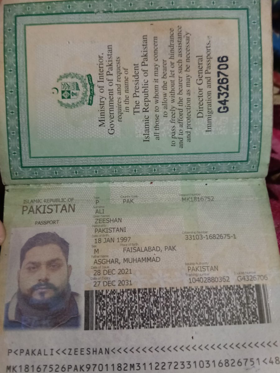 zahid_pmln's tweet photo. یہ نوجوان لڑکا فیصل آباد کی تحصیل ڈجکوٹ کا رہنا والا تھا محنت مزدوری کے لیے سعودی عرب گیا تھا دو ماہ پہلے اس کا سعودی عرب کے شہر میں انتقال ہوگیا اس کی میت کو پاکستان واپس لانے کے لیے اس کے گھر والوں کو بہت زیادہ مشکلات کا سامنا رہا اور وہاں کچھ پاکستانی دوستوں کی مدد سے اسے آخر کار کاغذات مکمل ہوگے اس کے گھر والوں کے بہت زیادہ اخرجات ہوچکے ہیں تابوت 5000 ریال کا خرید اب جب ٹکٹ لینے کی باری آئی تو وہاں پر موجود اس کے دوستوں کا کہنا ہے پی آئی اے کی فری سروس بند ہوگی ہے اور اس کی میت کی ٹکٹ کے لیے مزید 4 سے 5 ہزار ریال چاہیے جو کے اس کے لواحقین کے پاس نہیں انکے پاس جو کچھ تو وہ خرچ کر چکے ہیں 
اس کے حوالے سے حکومت پاکستان اور سعودی عرب میں پاکستانی سفارت خانہ کی مدد درکار ہے تاکہ اس نوجوان کی میت پاکستان پہنچ سکے
@CMShehbaz @MaryamNSharif @CMComplaintCell @chsandhilaa @ZeshanMalick @AbidSherAli @GovtofPakistan @GovtofPunjabPK @najamwalikhan @Aadiiroy2