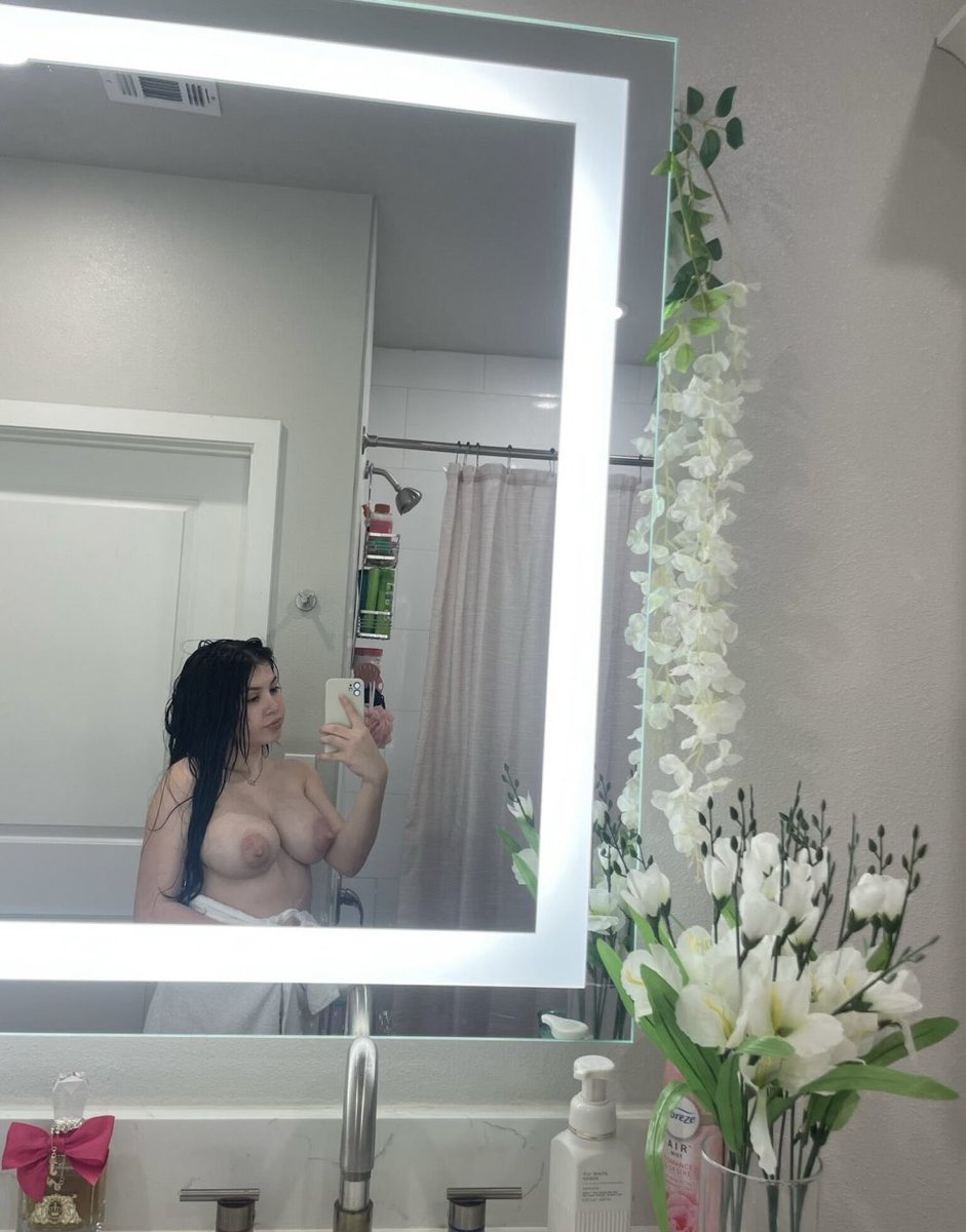 smokingoodope3's tweet photo. Late 👀Night SnowBunny🐰 Freak😩💦 #freakyasf #LateNightEats #snowbunny #bigtits #mirrorpics #creamme #xrated #martı https://t.co/CMTFgdJuhy