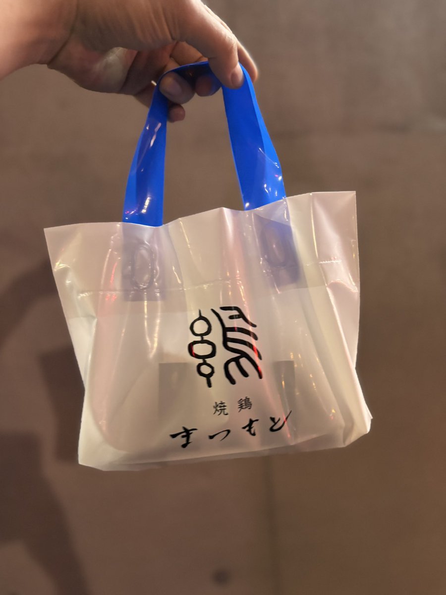 rennakameguro's tweet photo. 行きつけの店、Tiffanyに訴えられてお土産袋変わっとる。

←before                                      →after https://t.co/fQwsvQx8yq