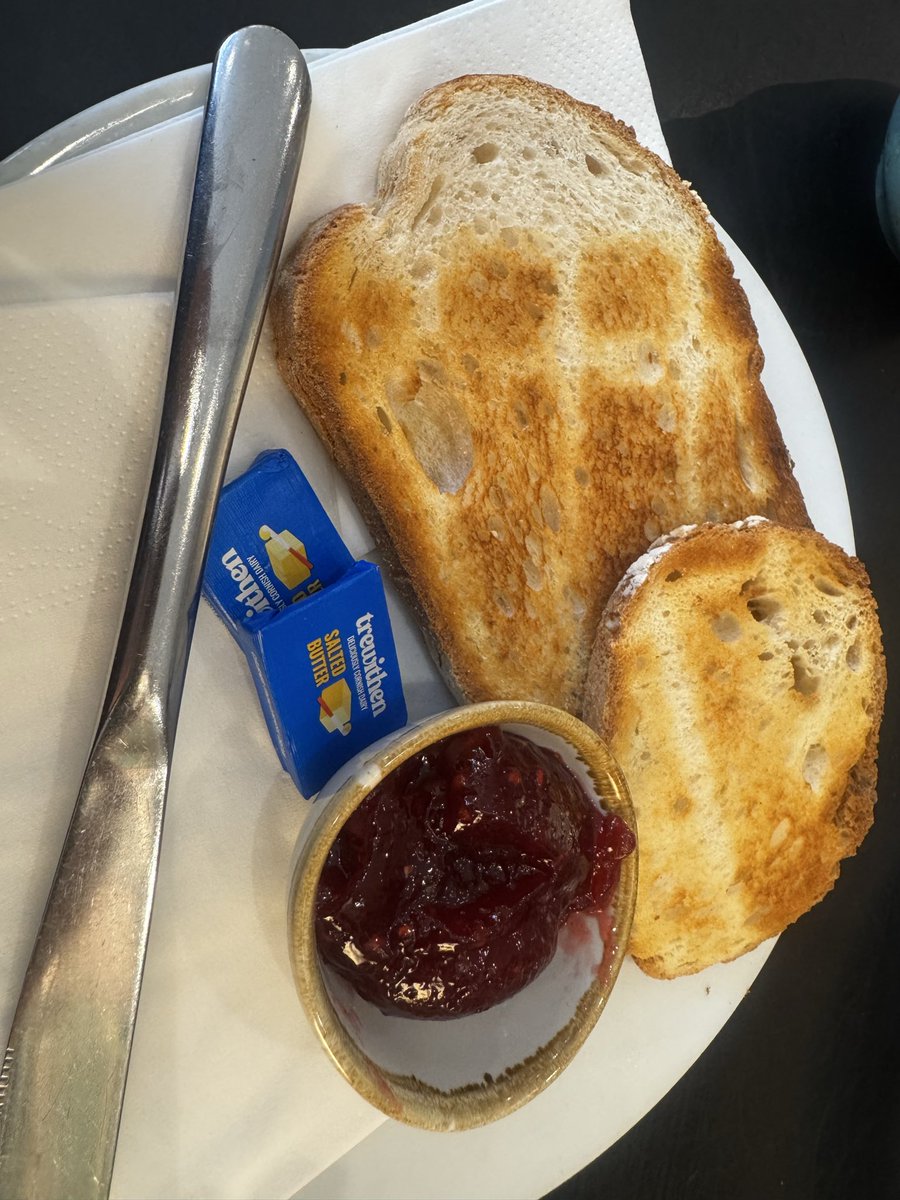 Lan3y284's tweet image. Gorgeous coffee and sourdough toast with butter and jam after our walk this morning …. Thanks @steep_street 
#coffeelover #flatwhite #cosynook #books