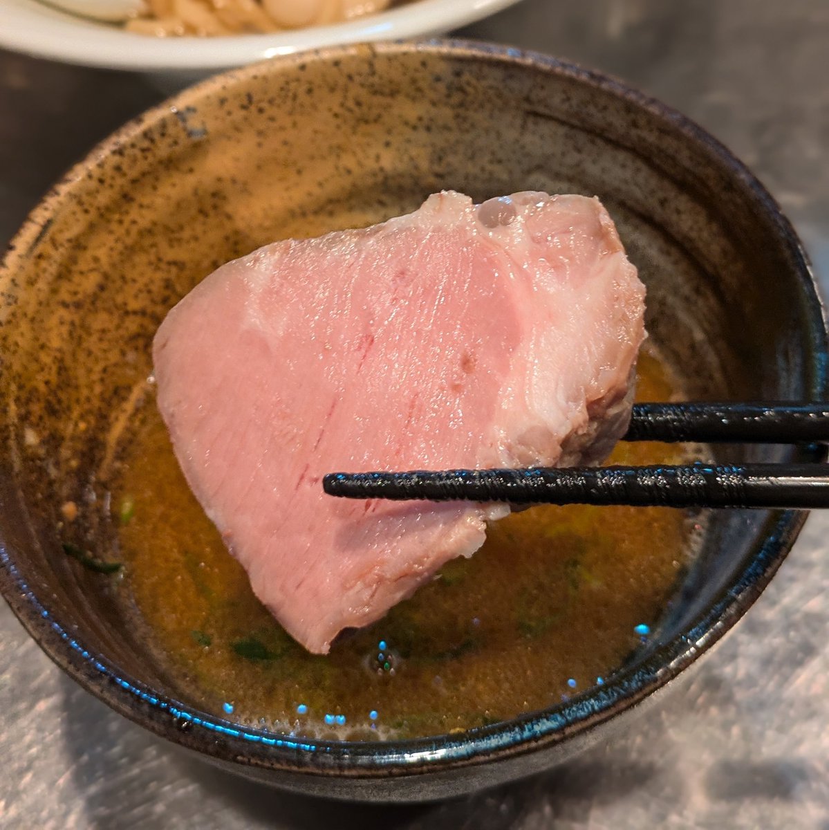 さんじ@上野
生揚げ醤油の超帆立黄金昆布水つけ
蕎麦大盛うずら&amp;サービス
まずはあの塩で食感がたまらないパキパキたわやか麺がほんと旨すぎ
もちろん帆立の旨味濃厚なつけ汁に
全つけしても半つけしても最高に旨すぎ
更にあのお肉まで
ほんとヤバ旨
ご馳走様でした