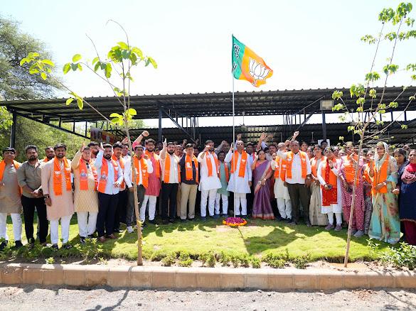 Ashishdavebjp's tweet photo. કર્મઠ કાર્યકર્તાઓની શાન અને અભિમાન એટલે ભાજપનો ધ્વજ 🪷 

ભારતીય જનતા પાર્ટીના સ્થાપના દિવસ નિમિત્તે મારા નિવાસસ્થાને તેમજ ગાંધીનગર મહાનગર ભાજપ કાર્યાલય ખાતે કાર્યકર્તાઓ સાથે ભાજપનો ધ્વજ લહેરાવ્યો.

આ પ્રસંગે સંગઠનના હોદ્દેદારો, તેમજ કાર્યકર્તાઓ ઉપસ્થિત રહ્યાં હતાં.

#47YearsOfNationFirst