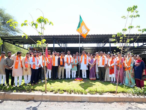 Ashishdavebjp's tweet photo. કર્મઠ કાર્યકર્તાઓની શાન અને અભિમાન એટલે ભાજપનો ધ્વજ 🪷 

ભારતીય જનતા પાર્ટીના સ્થાપના દિવસ નિમિત્તે મારા નિવાસસ્થાને તેમજ ગાંધીનગર મહાનગર ભાજપ કાર્યાલય ખાતે કાર્યકર્તાઓ સાથે ભાજપનો ધ્વજ લહેરાવ્યો.

આ પ્રસંગે સંગઠનના હોદ્દેદારો, તેમજ કાર્યકર્તાઓ ઉપસ્થિત રહ્યાં હતાં.

#47YearsOfNationFirst