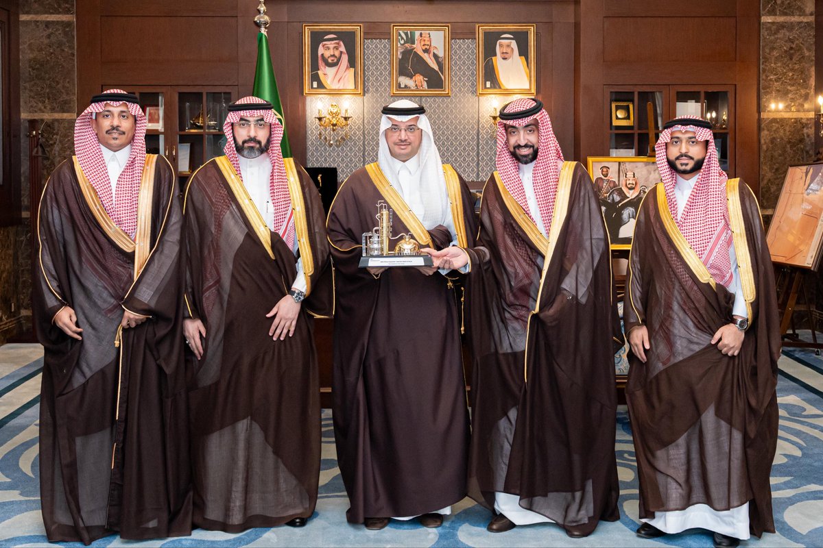 KNews2030_KSA's tweet photo. سمو محافظ #الأحساء يستقبل الرئيس التنفيذي لشركة بيكر هيوز في المملكة وشمال الخليج العربي

#خبر_الرياض

استقبل صاحب السمو الملكي الأمير سعود بن طلال بن بدر محافظ الأحساء ، بمكتب سموّه بمقر المحافظة ، اليوم " الاثنين " ، الرئيس التنفيذي لشركة بيكر هيوز في المملكة وشمال الخليج العربي محمد أحمد الحبيب، وعددٌ من منسوبي الشركة

واطّلع سموّه على أعمال بيكر هيوز وأولوياتها الإستراتيجية في المملكة، حيث جرى استعراض إسهاماتها في قطاعي النفط والغاز، إلى جانب دورها في دعم حلول الطاقة المتجددة والمستدامة، ودعم تطوير حقول النفط والغاز في محافظة الأحساء، وتوطين الصناعات وتعزيز المحتوى المحلي، إضافةً إلى استثماراتها بالمنطقة الشرقية التي تتجاوز (3.5) مليارات ريال وعملياتها التشغيلية في حقل الجافورة التي تتجاوز (800) مليون ريال سعودي، وكذلك رؤية الشركة في إعادة صياغة معادلة الطاقة التي تركز على توظيف التقنيات المتقدمة لتحديث أنظمة الطاقة ودعم التحول نحو مصادر طاقة أكثر استدامة

ونوّه سموّ محافظ الأحساء بما يحظى به قطاع الطاقة من دعمٍ واهتمامٍ من القيادة الرشيدة –حفظها الله–، ما أسهم في ترسيخ مكانة المملكة عالميًا، مشيرًا إلى أهمية تكامل الجهود بين الجهات الحكومية والقطاع الخاص في دفع عجلة التنمية وتعزيز كفاءة القطاعات الحيوية

وأكد سموّه أهمية الشراكات الإستراتيجية في دعم الاستثمارات النوعية وتمكين القطاع الخاص، بما يسهم في تحقيق التنمية المستدامة وتعزيز منظومة الطاقة، ويدعم مستهدفات رؤية المملكة 2030

الجدير بالذكر أن عدد رخص الاستثمار الأجنبي في المحافظة ارتفع إلى أكثر من (100) رخصة، في حين تتجاوز الفرص الاستثمارية المتاحة في المحافظة (50) مليار ريال

 من جانبه، أعرب الرئيس التنفيذي لشركة بيكر هيوز في المملكة وشمال الخليج العربي محمد أحمد الحبيب عن شكره وتقديره لسمو محافظ الأحساء على دعمه واهتمامه بالقطاع الخاص، مؤكدًا أن جهود بيكر هيوز تتماشى مع مستهدفات رؤية المملكة 2030، وتسهم في تنمية القدرات الوطنية وتعزيز الاستدامة في قطاع الطاقة