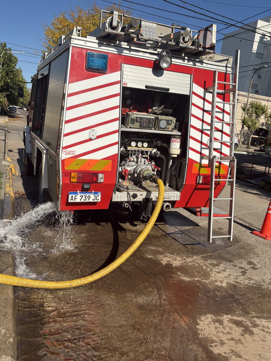 maxi_tulio's tweet photo. Desagote sótano 2/4/26 #bomberos https://t.co/DOFvaVw8Q1