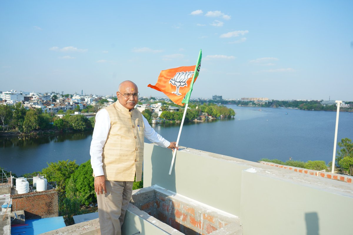 Hkhandelwal1964's tweet photo. आज भारतीय जनता पार्टी के 47वें स्थापना दिवस के अवसर पर भोपाल स्थित निवास पर भाजपा के गौरवशाली ध्वज फहराया एवं उसके साथ सेल्फी लेकर उस महान विचारधारा को नमन किया, जिसने राष्ट्रसेवा और जनकल्याण को अपना ध्येय बनाया।

यह ध्वज करोड़ों कार्यकर्ताओं के त्याग, तपस्या और अंत्योदय के प्रति हमारी अटूट प्रतिबद्धता का परिचायक है।

#BJPSthapanaDiwas
#47YearsOfNationFirst #BJPFoundationDay