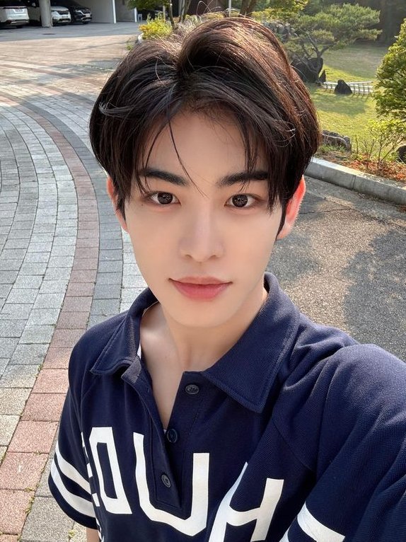 npomvtt's tweet photo. 🇳🇿🇰🇷 Minje do KickFlip renunciou a sua cidadania neozelandesa para ter cidadania sul-coreana.

O idol disse que foi uma decisão fácil porque ele se vê como coreano e planeja focar sua vida profissional e pessoal na Coreia. https://t.co/zaxEypt4Cx
