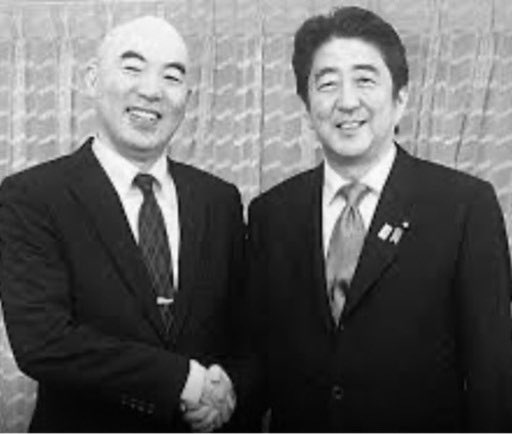 6VIN4N2cfaUHnXN's tweet photo. イーロンマスクさん。
百田尚樹
有本香と
トランプ大統領を会わせて欲しい。
この二人は現在、日本保守党という政党代表と代表代行ではあるが、二人は
安倍晋三の友人だった。
読書家の安倍晋三は百田尚樹の本のファンでもあり、百田尚樹は心を許す仲だった。
有本香は自民党から立候補しないかと安倍晋三が申し出るくらい優秀な女性。
政治の話は抜きにして、安倍晋三の素顔を、昭恵夫人には及ばないがお話しできる二人です。