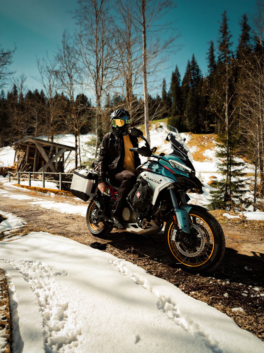 RetroloveTV's tweet photo. Hier j’ai fait une belle boucle de 400km. 8h de paysages magnifiques. Vidéo bientôt 👀🍿

Like ♥️ | Commente 🗣️ | abonne toi 👌

🏍️🧳:  @ducatischweizofficial / @ducati_motosvionnet / @loneridergear 

#multistrada #roadtrip #motoadventures #switzerland https://t.co/CnMjKoITlW