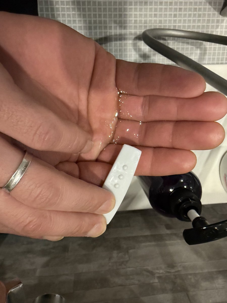 TaCaCochu's tweet photo. ボリュームコントロールシャンプー！！

これがないともう生きていけない。リピート3回目？4回目？

わたしのぐわぁっしぐわぁっしの髪もいい感じに仕上げてくれます。sorry語彙力。

とにかく相棒。香りもウッディで好きなんだ。サウナにいるみたいでさ。

#Pharma21 #Jbeauty #Haircare https://t.co/lAb40vYvTw