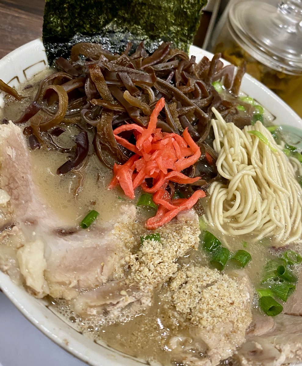 chillpepper_tv's tweet photo. 春の🌸県道3号 豚骨の香りに誘われて流れる様にピットイン🍜🐖✨ネギチャーシューきくらげトッピングを堪能🎶ミトコンドリアに染み渡る一杯
本日も美味しかった😋👍✨
#楓神 #豚骨 #ramen #呼び戻し #麺活 #伊奈町 https://t.co/WwyUguGyZE