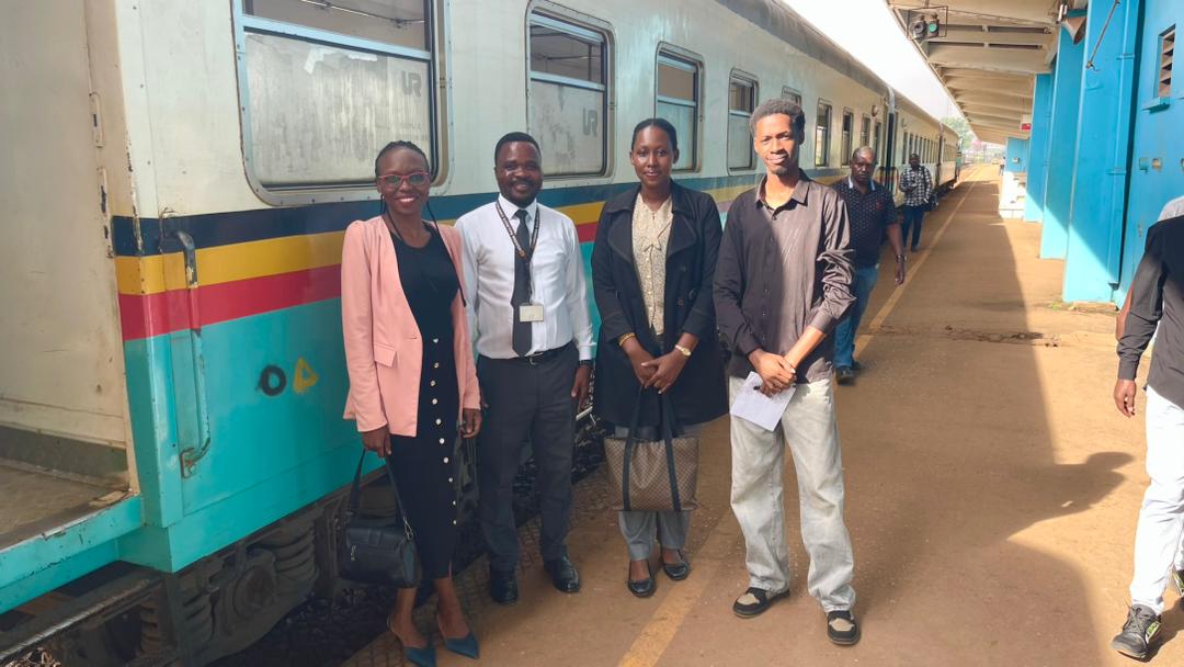 nancy_akullo's tweet photo. #GovtComms
This mentorship session was sponsored by the @RailwaysUganda & facilitated by @EltonKibuuka on board a train ride to Namanve.
We discussed the value of trust & the fundamental role that truth plays in enhancing transparency & building credibility. https://t.co/gX7AaeZWcP