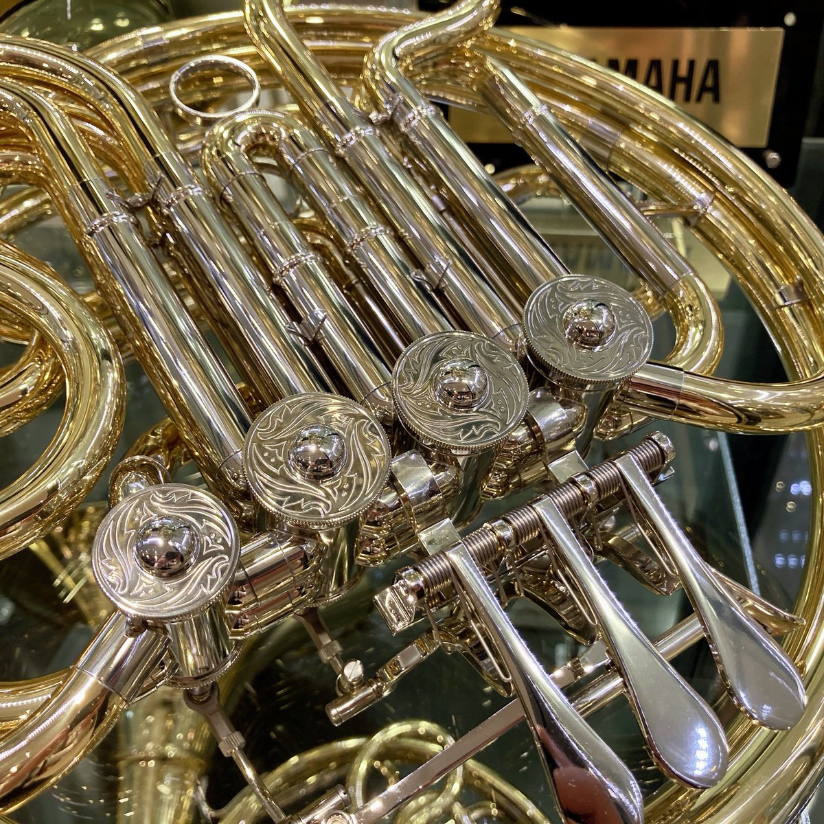 ホルン】 YAMAHA ”YHR-567DBYII”が入荷🙌 ロータリーキャップの彫刻や