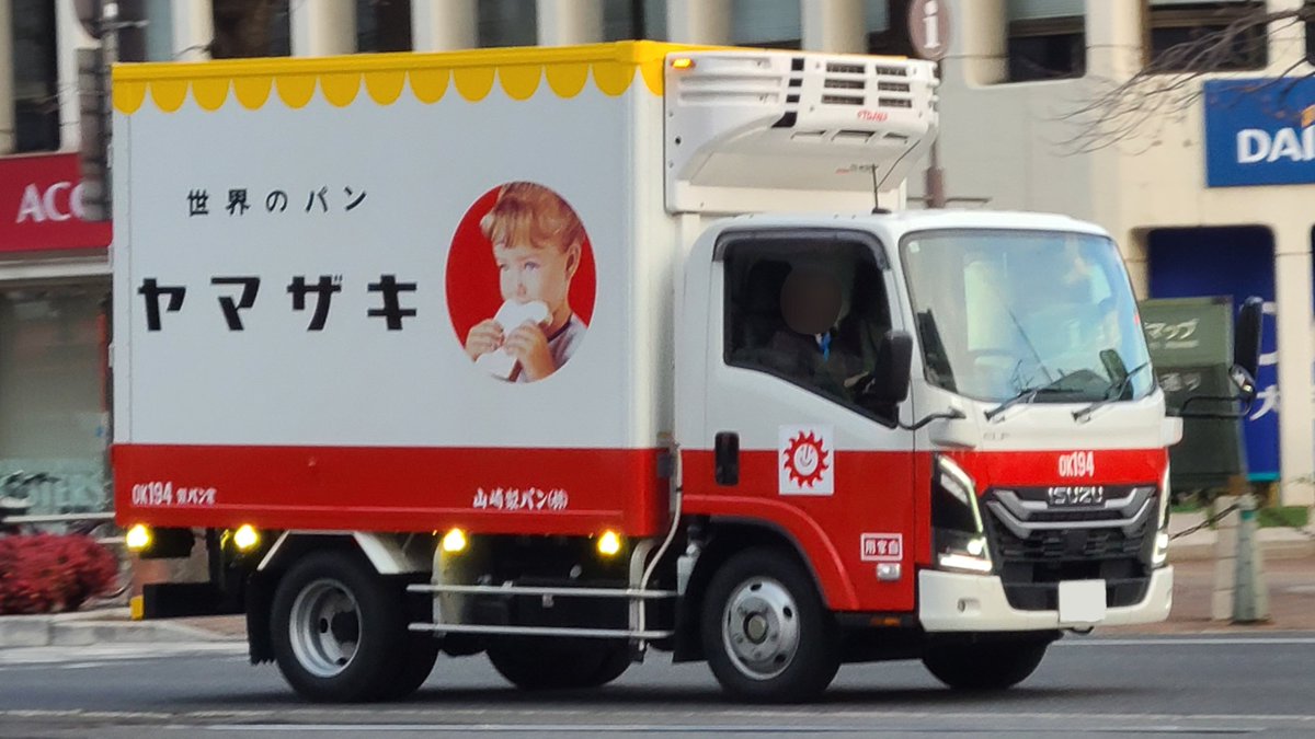 こんな短いヤマザキパンの配送車、初めて見たかも…！ まるでトミカのNo