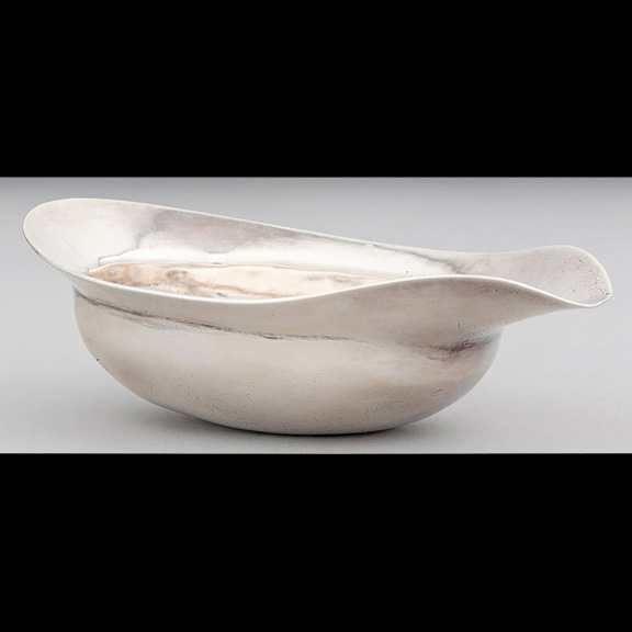 AntiqueDigest's tweet image. A pap boat, 1810-20, produced by Peter Bentzon (1783-1850), an American silversmith of African/Caribbean descent, sold for $30,000 (e $10,000/15,000) at @HeritageAuction It was found in a $40 box lot identified as “silverplate” at an estate sale maineantiquedigest.com/stories/40-box… #antiques