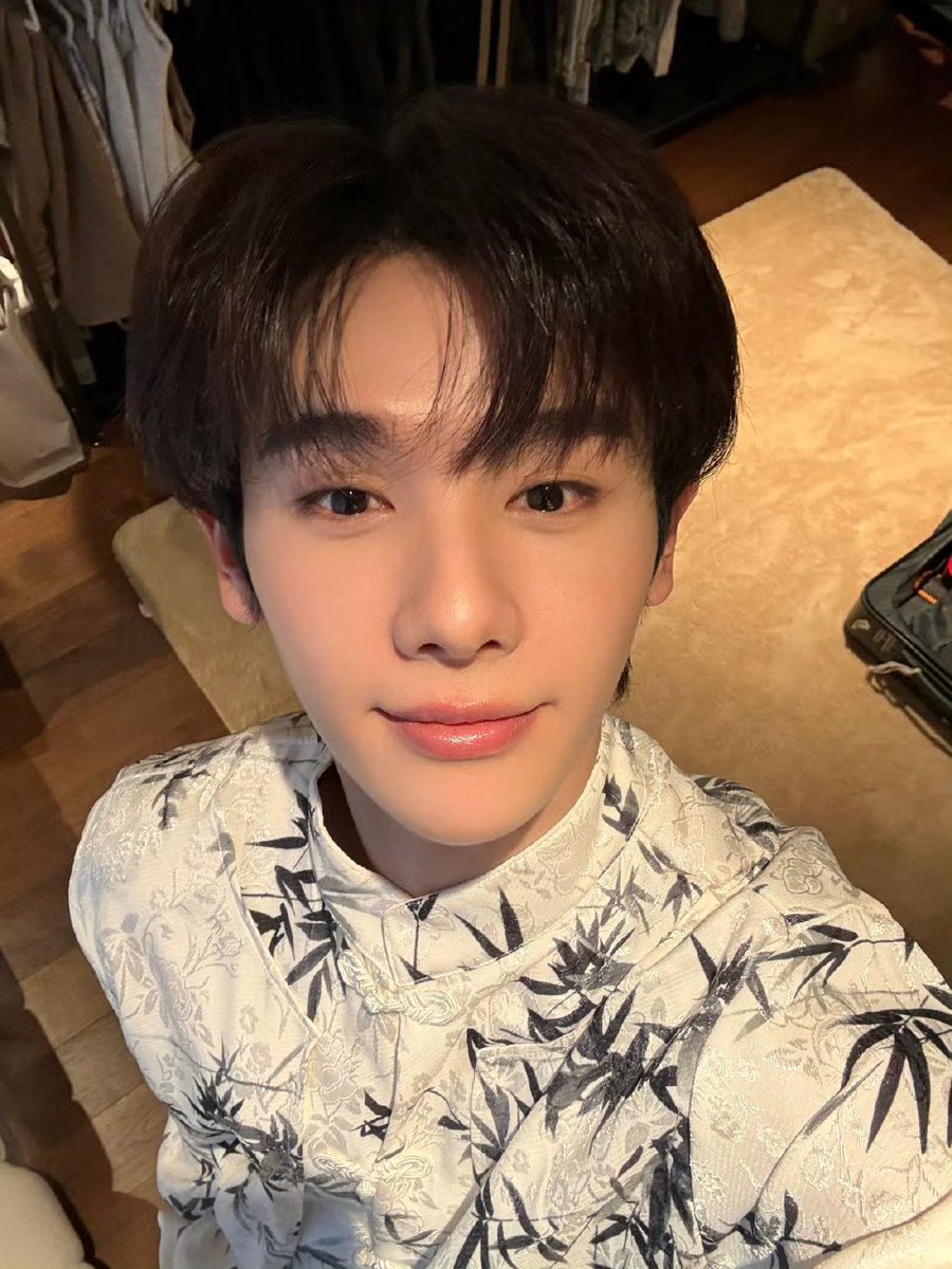minniecloverr's tweet photo. น้องนายมาลงรูปในเว่ยค่ะ 🥰 ใส่ชุดนี้แล้วหล่อดูดีมากค้าบบบ

“พอใส่ชุดนี้แล้วรู้สึกเหมือนขาดพัดไปสักอันเลย ฮ่าๆ”

🍓 https://t.co/IR3BHLI0Db

#นายท่านกรชิต #GaoQingchen #高卿尘 https://t.co/Qu3N5svg1Z