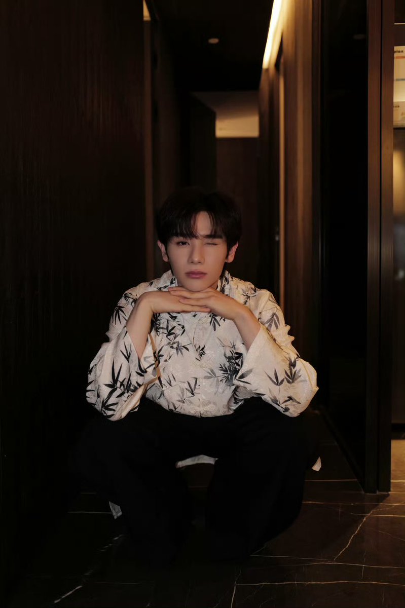 minniecloverr's tweet photo. น้องนายมาลงรูปในเว่ยค่ะ 🥰 ใส่ชุดนี้แล้วหล่อดูดีมากค้าบบบ

“พอใส่ชุดนี้แล้วรู้สึกเหมือนขาดพัดไปสักอันเลย ฮ่าๆ”

🍓 https://t.co/IR3BHLI0Db

#นายท่านกรชิต #GaoQingchen #高卿尘 https://t.co/Qu3N5svg1Z