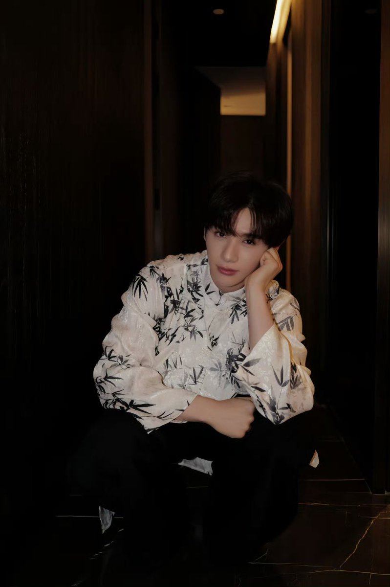 minniecloverr's tweet photo. น้องนายมาลงรูปในเว่ยค่ะ 🥰 ใส่ชุดนี้แล้วหล่อดูดีมากค้าบบบ

“พอใส่ชุดนี้แล้วรู้สึกเหมือนขาดพัดไปสักอันเลย ฮ่าๆ”

🍓 https://t.co/IR3BHLI0Db

#นายท่านกรชิต #GaoQingchen #高卿尘 https://t.co/Qu3N5svg1Z
