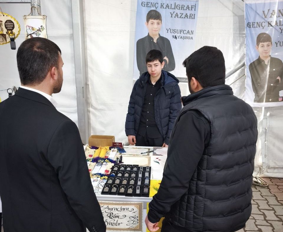HurGenclik73's tweet photo. İl Gençlik Kolları Başkanımız ve İdil İlçe Gençlik Kolları Başkanımız, İdil’de ilk kez düzenlenen Kitap Fuarı’na katılım sağlayarak stantları ziyaret etti. Kültür ve ilim adına atılan bu güzel adımda emeği geçen herkese teşekkür ederiz.

#şırnak #idil #hürgençlik https://t.co/3RfGLtme0X