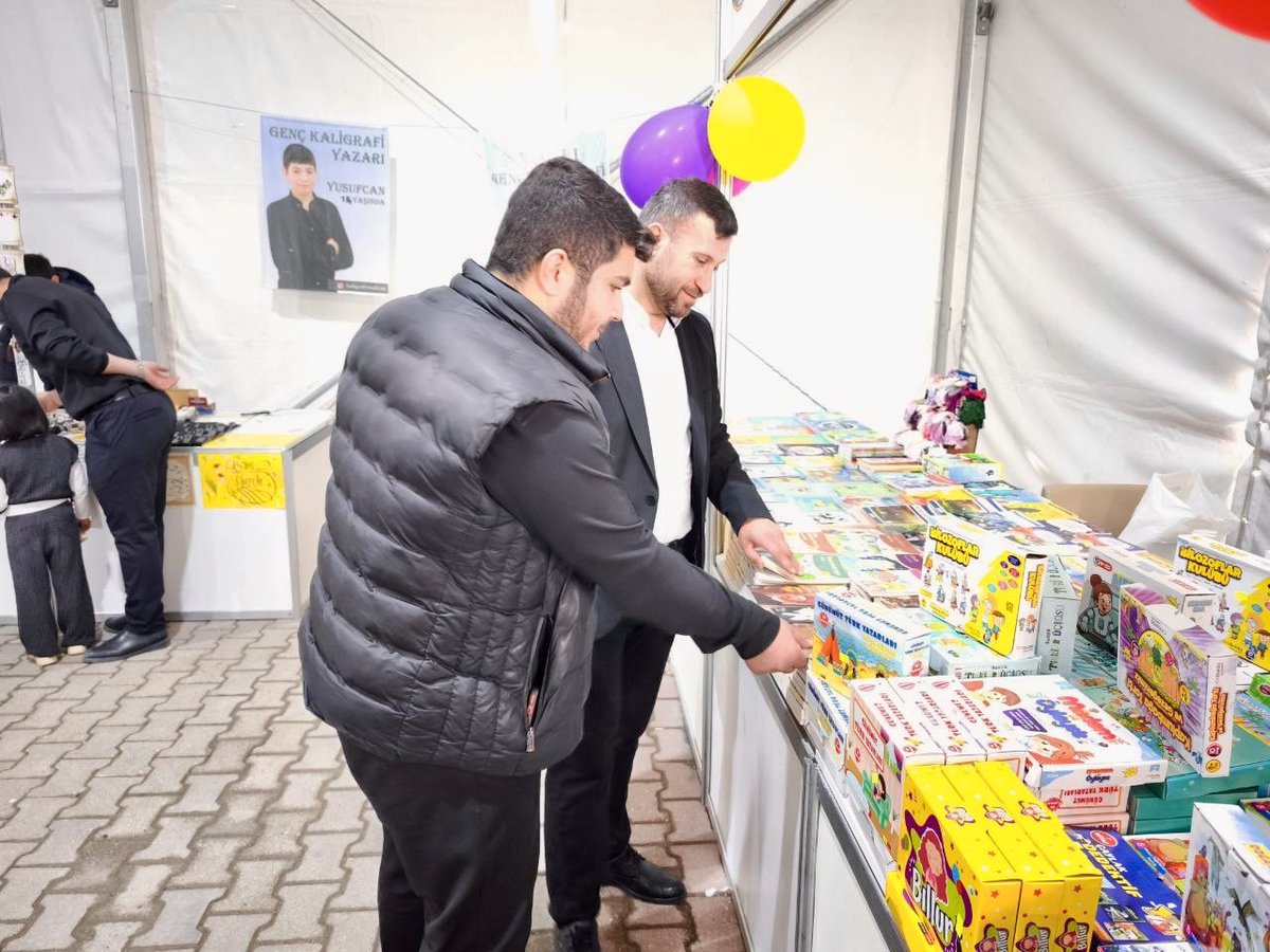 HurGenclik73's tweet photo. İl Gençlik Kolları Başkanımız ve İdil İlçe Gençlik Kolları Başkanımız, İdil’de ilk kez düzenlenen Kitap Fuarı’na katılım sağlayarak stantları ziyaret etti. Kültür ve ilim adına atılan bu güzel adımda emeği geçen herkese teşekkür ederiz.

#şırnak #idil #hürgençlik https://t.co/3RfGLtme0X