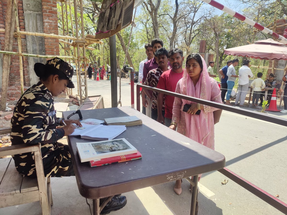 9BnSSB_INDIA's tweet photo. “जारवा–कोइलाबास चेक पोस्ट पर सघन जांच कर SSB जवानों ने सुरक्षा व्यवस्था मजबूत करते हुए हर गतिविधि पर सतर्क निगरानी बनाए रखी।”
#SSB_INDIA
#SSBSHQGKP
#SSBFTRLUCKNOW
#SeemaSuraksha
#BorderChecking
#AlertForce
#DutyFirst
#VigilantSSB https://t.co/UZaW2mlTMw