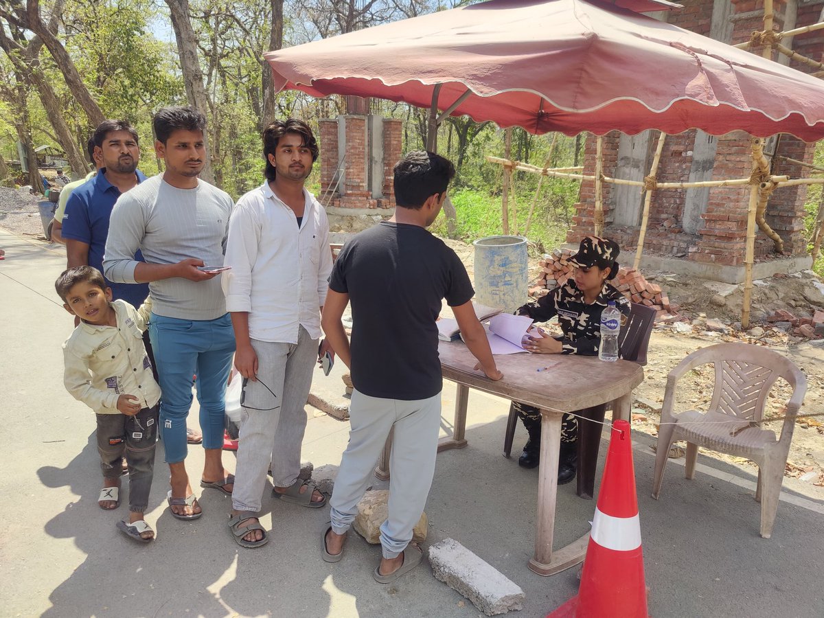 9BnSSB_INDIA's tweet photo. “जारवा–कोइलाबास चेक पोस्ट पर सघन जांच कर SSB जवानों ने सुरक्षा व्यवस्था मजबूत करते हुए हर गतिविधि पर सतर्क निगरानी बनाए रखी।”
#SSB_INDIA
#SSBSHQGKP
#SSBFTRLUCKNOW
#SeemaSuraksha
#BorderChecking
#AlertForce
#DutyFirst
#VigilantSSB https://t.co/UZaW2mlTMw